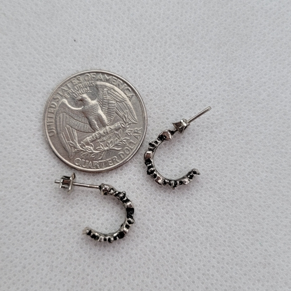 Daisy Flower Heart Hoop Earrings - Picture 3 of 4